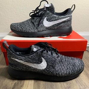 Black and grey Nike Roshe run